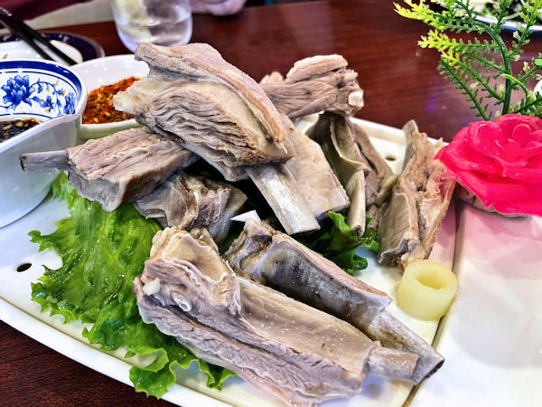 ゆでラム肉の特製たれ漬け.JPEG