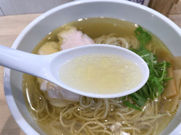 鶏塩ラーメンのスープ.JPG
