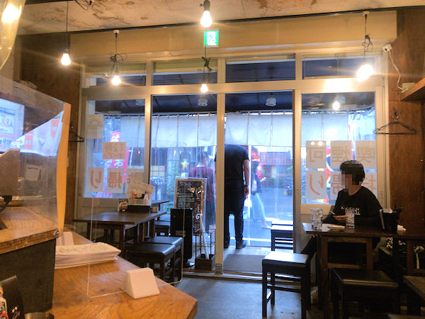 鳥つきの店内.JPG