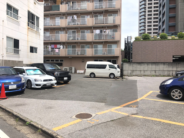 ステーキやるじゃんの駐車場.JPG