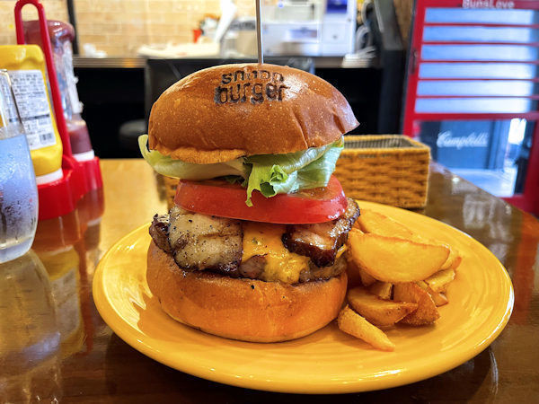 正面から見たベーコンチーズバーガー.JPG