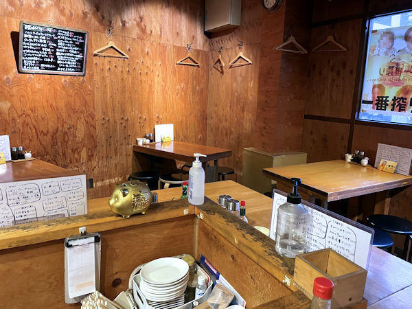 やきとん豚燻の店内.JPG