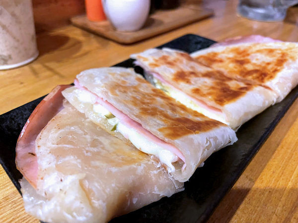 ハムとチーズのマレーシアクレープの中身.JPG