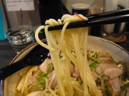塩ラーメンの麺.JPG