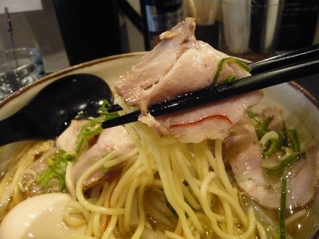 麺をチャーシューで巻いて食べる.JPG