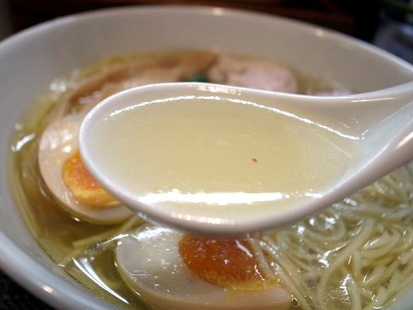 塩ラーメンのスープ.JPG