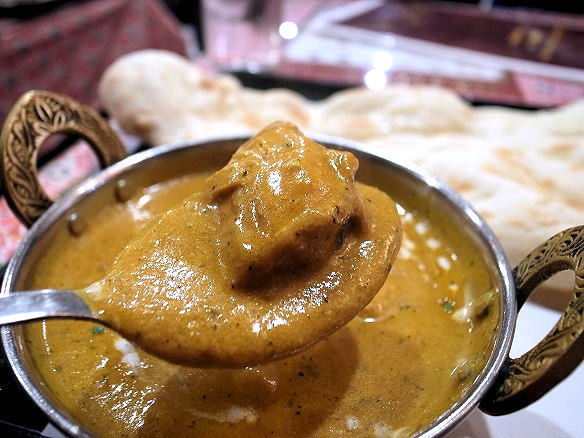カレーの中のチキン.JPG