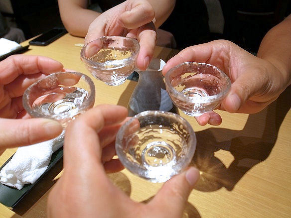 日本酒で乾杯.JPG