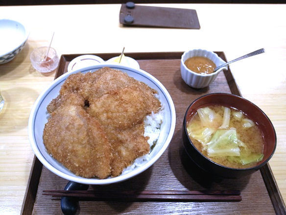 蓋を取ったワセカツ丼.JPG