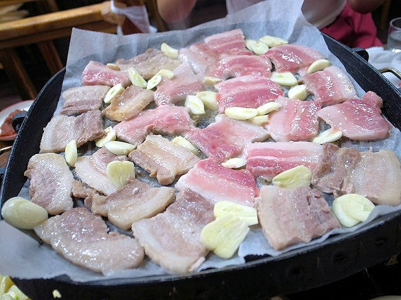 焼き始めたサムギョプサル.jpg