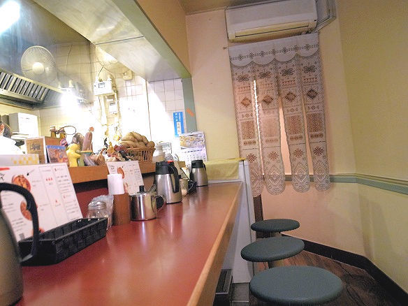 インドカレーカーマの店内.jpg