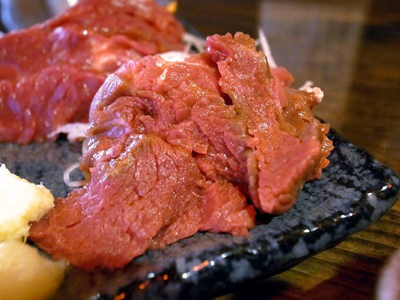 馬刺し 馬の胸椎後方の肉.JPG