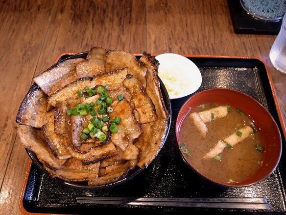 しょうゆダレ豚丼＋丼大盛.JPG