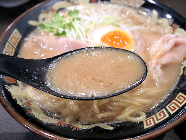 魚豚骨ラーメンのスープ.JPG