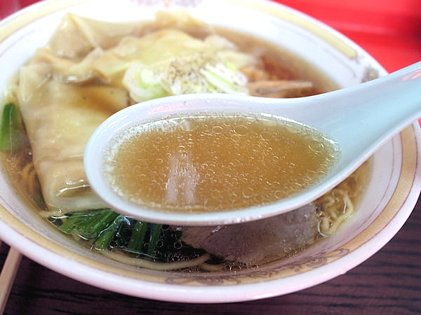 ワンタン麺のスープ.JPG