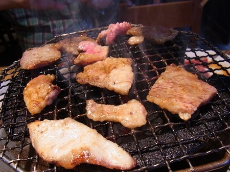 トントロとカルビを焼いているところ.JPG