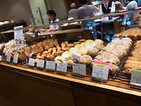 お店の入り口で売られているパン.JPG