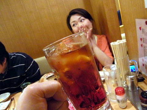 油谷さんと紅茶ハイ.JPG