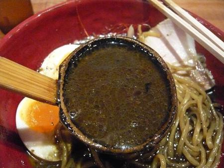 黒みそラーメンのスープ.jpg