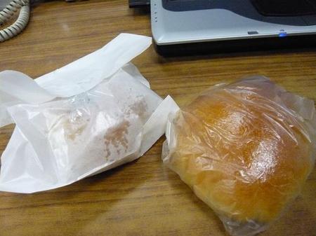 買ってきたパン２つ.jpg